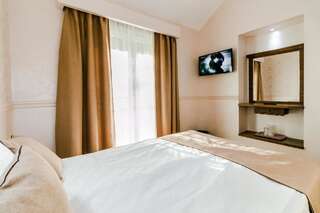 Отель Hotel Marina Pucioasa Двухместный с 1 кроватью или 2 отдельными кроватями и душем-1
